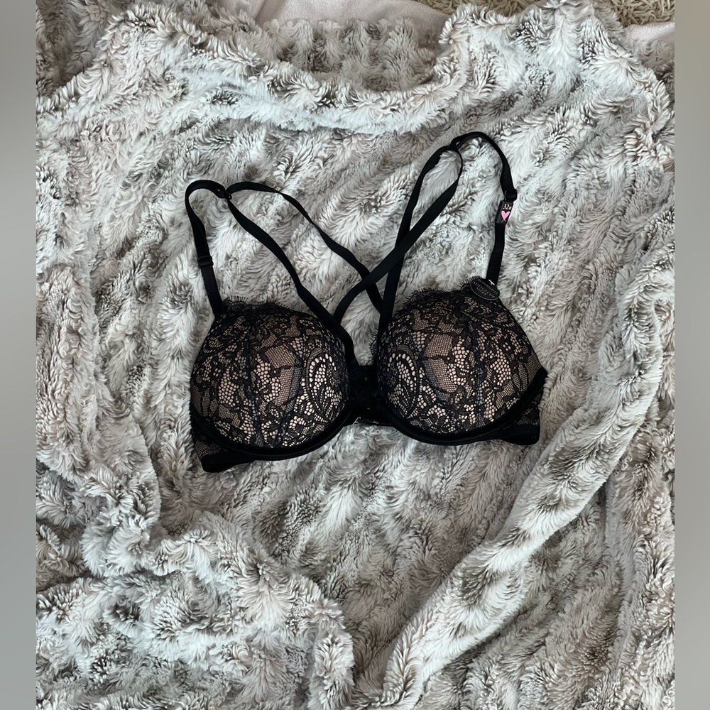 Victoria’s Secret Bombshell Plunge Push-Up Bra NWT
